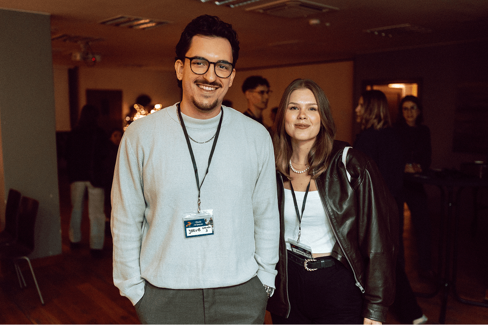 Grupa ludzi rozmawiająca przy stole